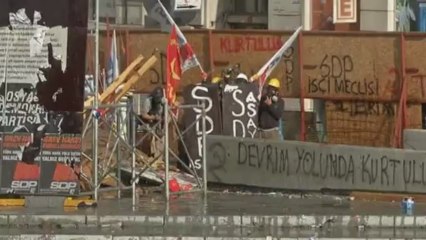 Riot police clash with protesters in Istanbul