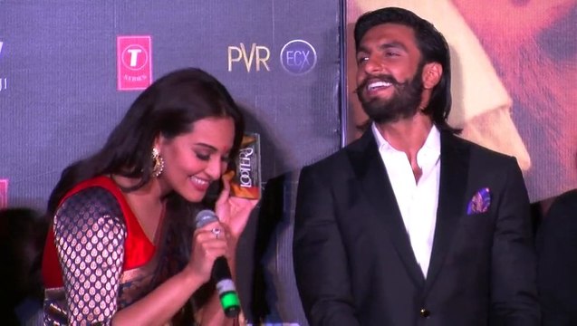 Sonakshi Sinha Sings Sawaar Loon Song From Lootera