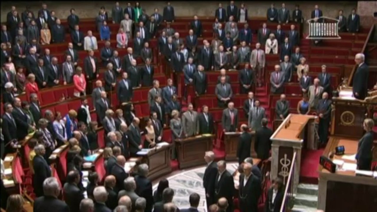 Députés et ministres rendent hommage à Pierre Mauroy à l'Assemblée