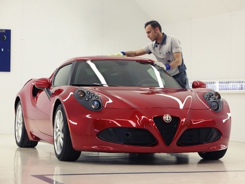 Plongée dans le processus de fabrication de l'Alfa Romeo 4C