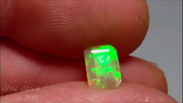 OE234 - OPAL ORION - Opale facettée émeraude Welo Ethiopie