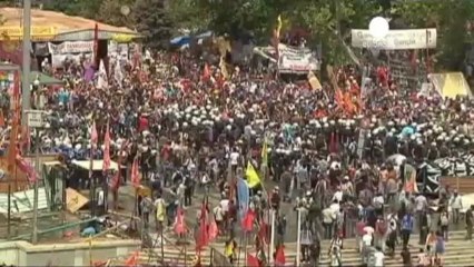 Turkish riot police retake control of Taksim Square