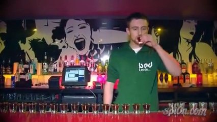 Ce gars boit 40 shooters de Jägermeister et vomi!