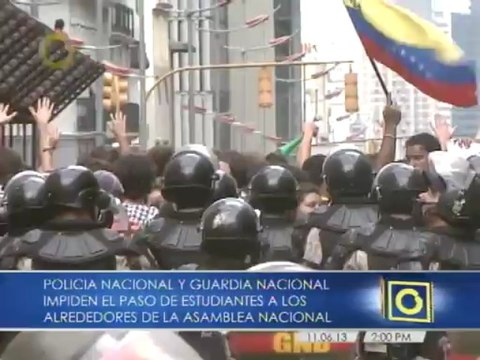 Marcha de estudiantes y profesores llega a las adyacencias de la Asamblea Nacional