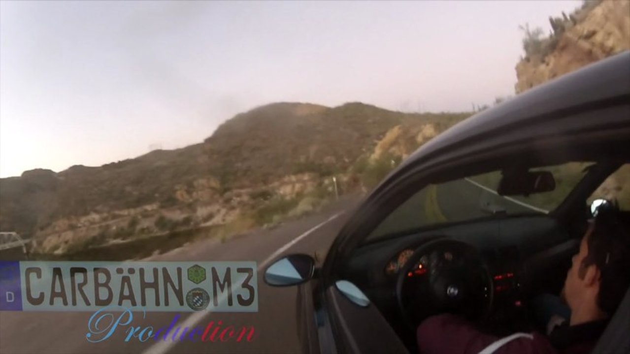La voiture plonge dans un ravin! Et ça pique...