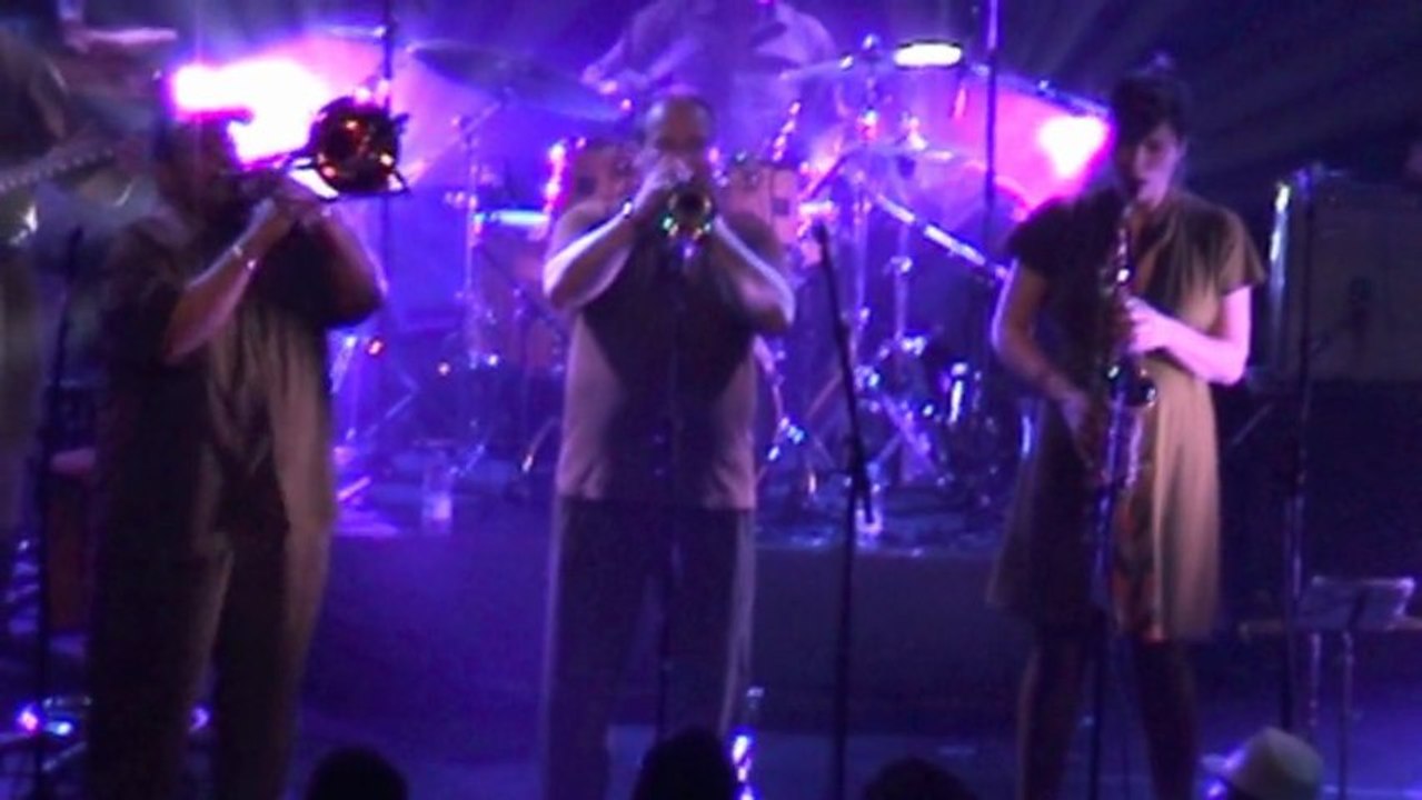 Fred Wesley & the new J.B.'s: Doing it to death