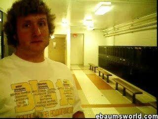 Régis Boit Une Bouteille De Sirop