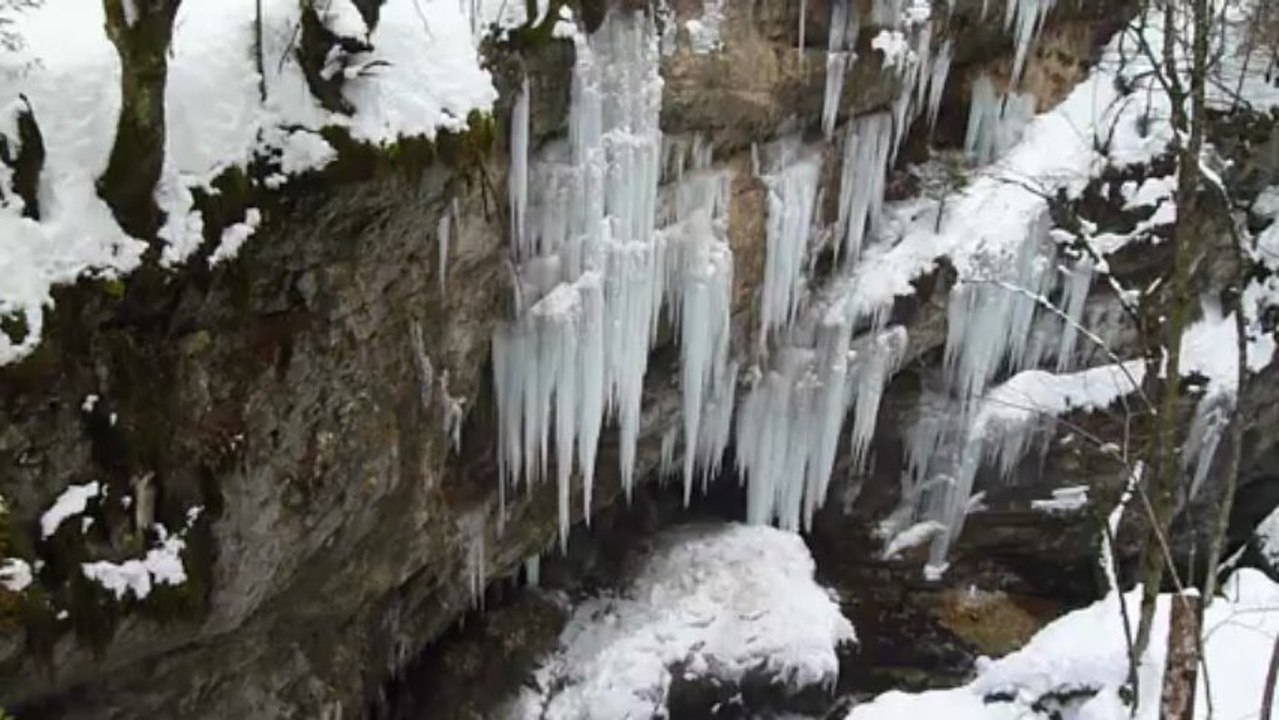 Les draperies de glace dans les gorges de Mostnice
