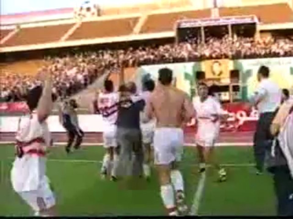 فرحة لاعبي الزمالك بالدوري 2003 بعد فوز انبي