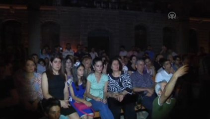 Kilisede opera, arp ve şiir