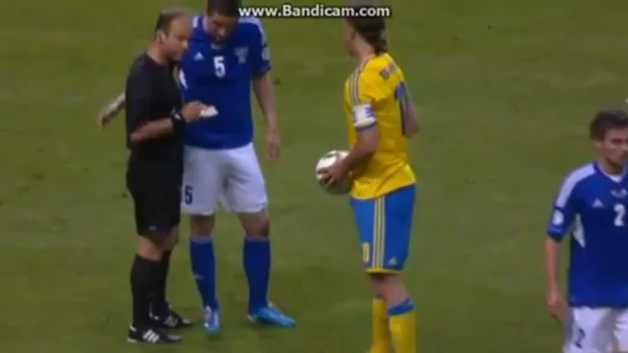 O Ίμπρα πετάει τη μπάλα στο πρόσωπο του αντίπαλου κίπερ!