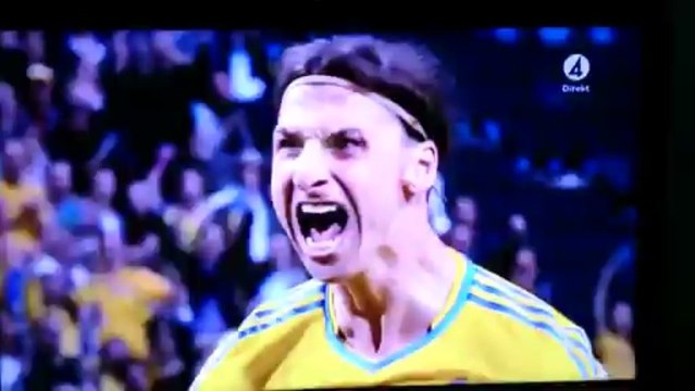 Zlatan fait une passe aveugle au gardien des Féroés