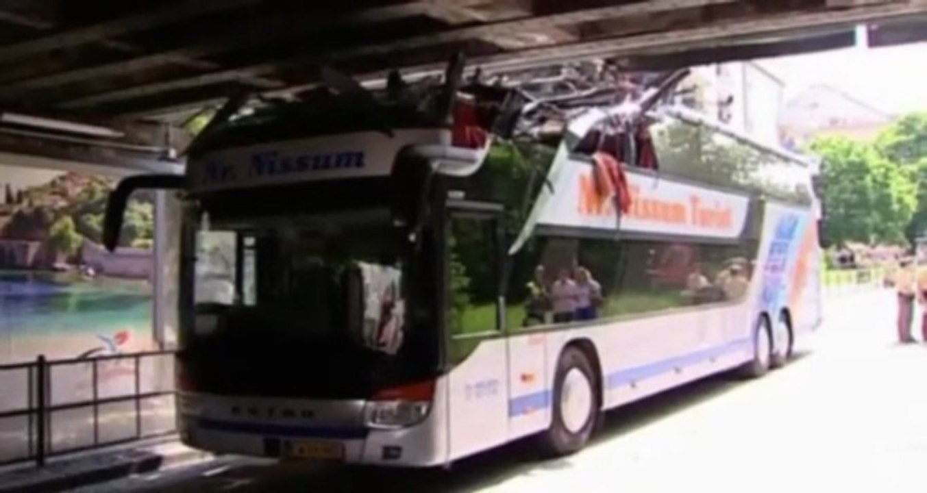 Le car était trop haut pour passer sous le pont...