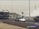 السعودية.. شاهد لحظة سقوط البلدوزر أثناء عملية هدم جسر التحلية بجدة