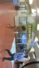 Un homme nu agresse les gens dans le métro.