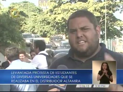 Estudiantes universitarios levantan protesta en la Francisco Fajardo tras ser atendidos por representante de Fiscalía