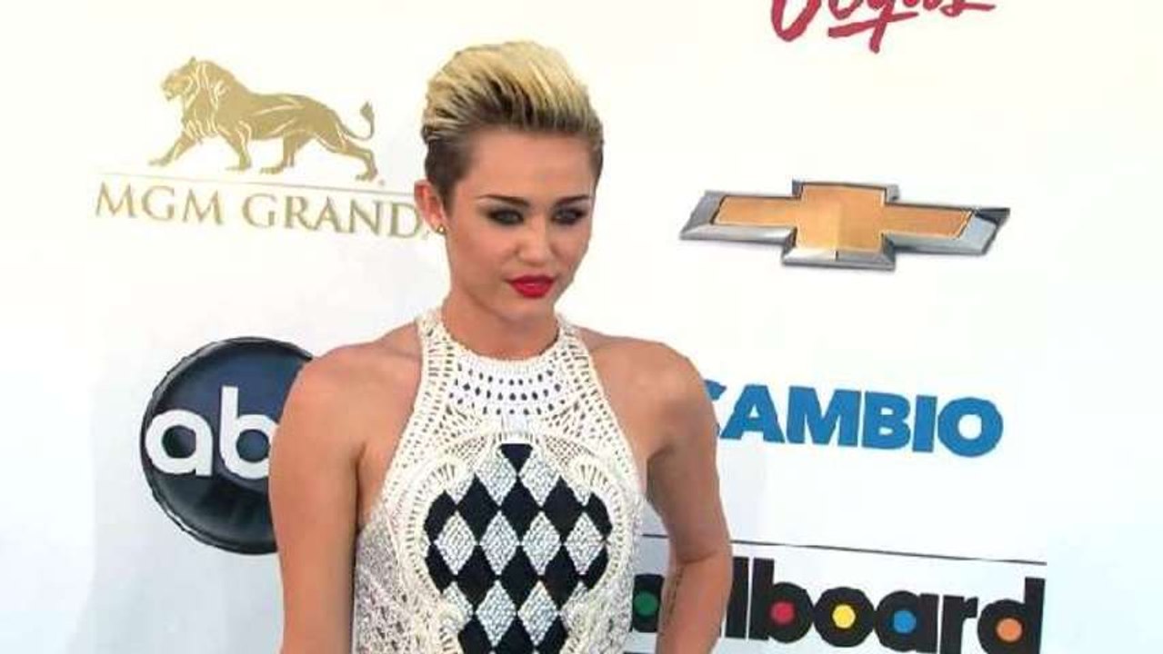 Justin Bieber and Miley Cyrus Get Flirty