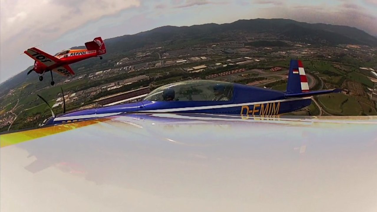 Pilotos Repsol volando por los aires... en aviones acrobáticos.