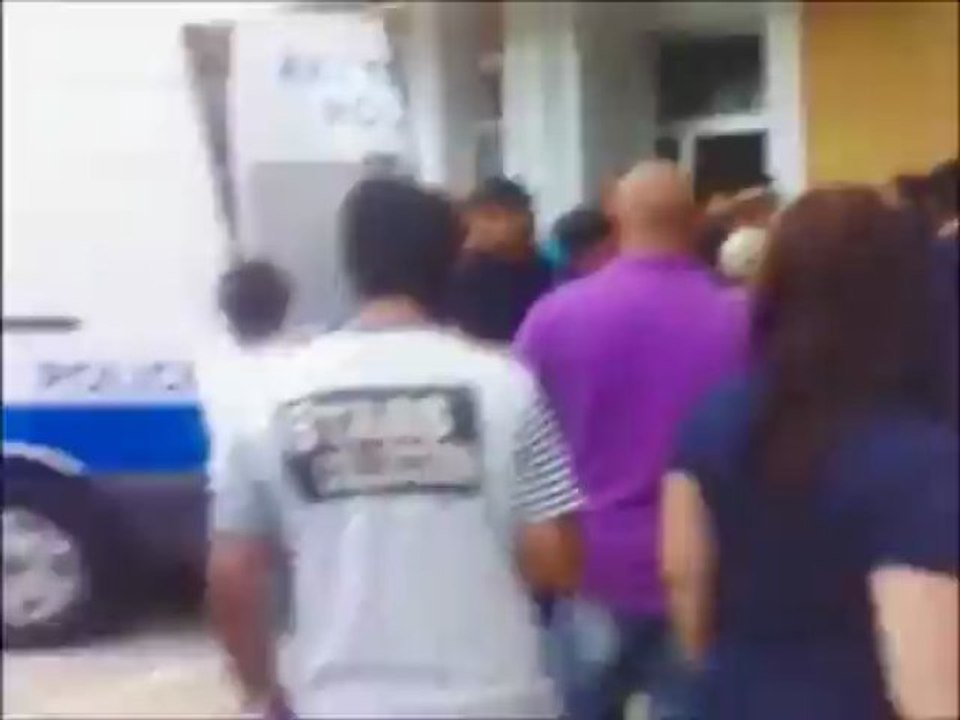 Ο καυγάς έξω από το δικαστήριο