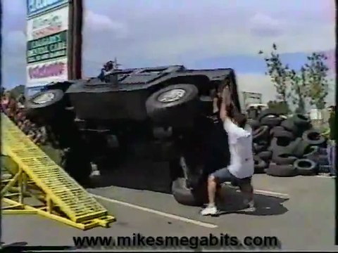 Retourner un Hummer à la main... mais quel con!!