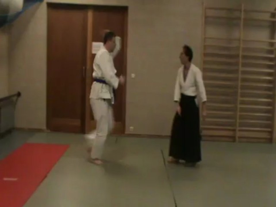 Yokomen uchi : irimi nage omote ki no nagare