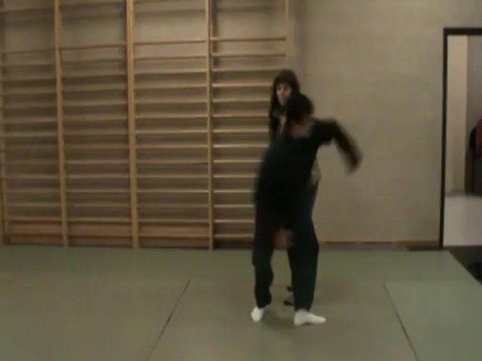 Ushiro eri dori : sortie ushiro atemi