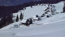 Les petites maisons du village sur le plateau de Pokljuka