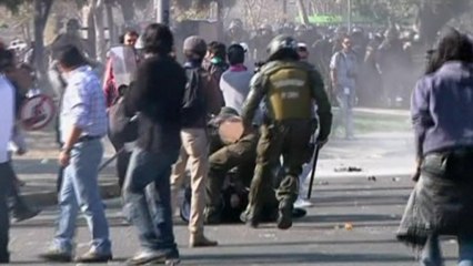 Descargar video: Chilean students clash with police