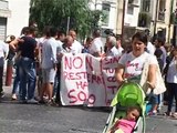 Ercolano (NA) - I funerali del fioraio suicida, contestato il sindaco -2- (13.06.13)