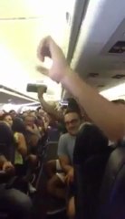 Descargar video: Des passagers bloqué dans avion chantent I Believe I can Fly