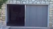 Porte de garage latérale Normstahl motorisée. Finition Flair, coloris gris Ral 9007. Posée par APG Accès Portes de Garage.