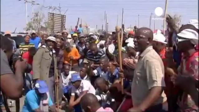 Los mineros sudafricanos inician una huelga tras la...