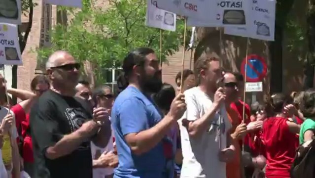 Spanish scientists protest against budget cuts