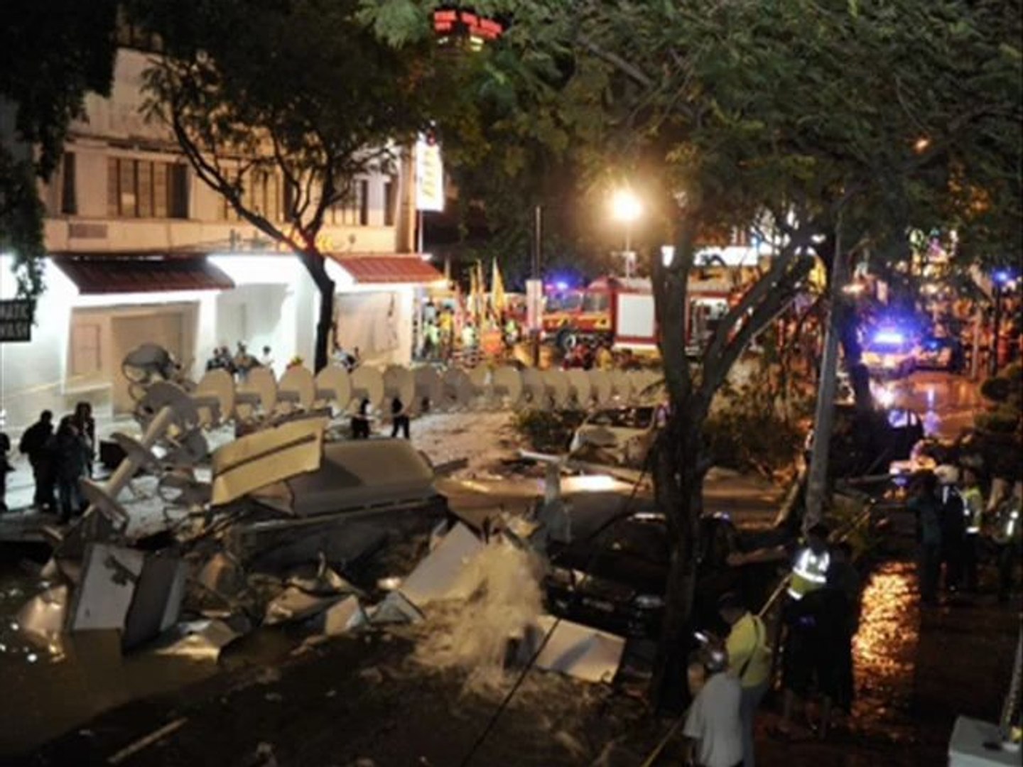 Tiang antena Menara UMNO runtuh di Pulau Pinang!