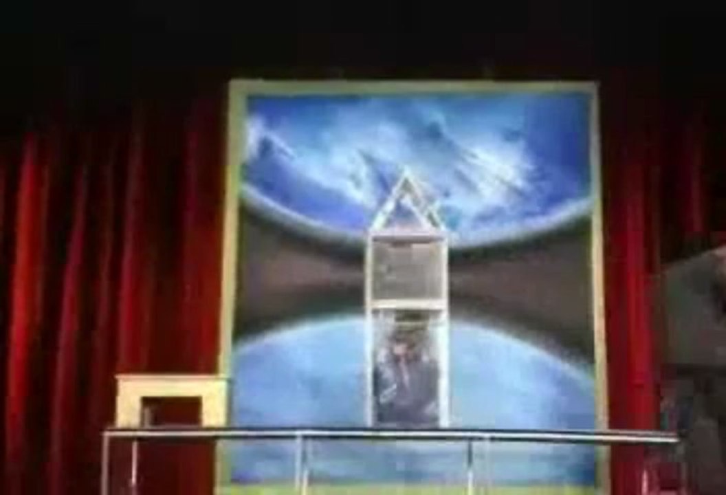 人体切断マジックを透明な箱で種明かし 動画 Dailymotion