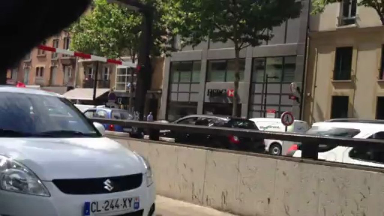 A Boulogne Billancourt, mariage à la Mairie= Drapeau marocain, youyous et voile islamique!