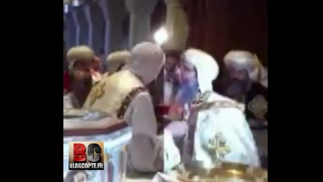 Anba Looka reçoit le Saint Esprit lors de la communion du sang par le Pape Tawadros II