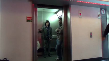 La force dans un ascenseur - caméra cachée