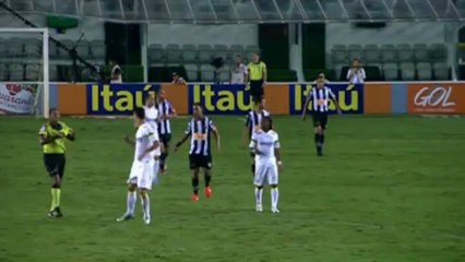 Gustavo Henrique celuje w piłką w Ronaldinho
