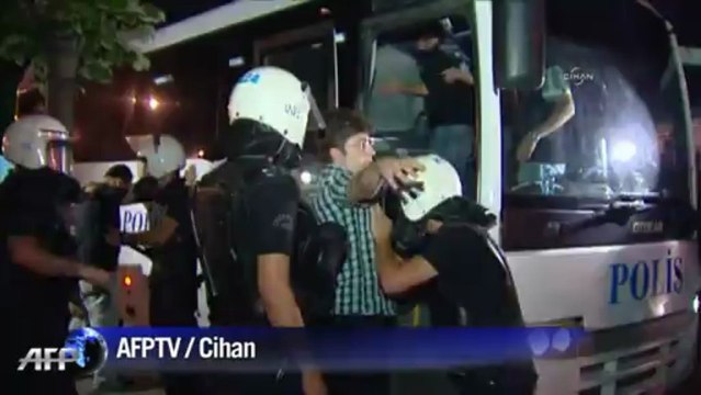 Turkish police arrest protesters in Ankara