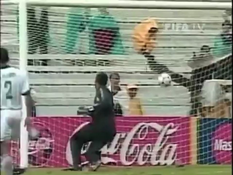 RONALDINHO- GENIUS ARRIVES