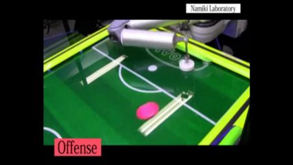 Buz hokeyi oynayan robot