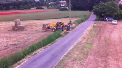 chargement du foin sur le camion avec telescopic DIEICI et du deutz K420
