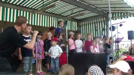 Fete de la musique-Le clown chante par Enzo