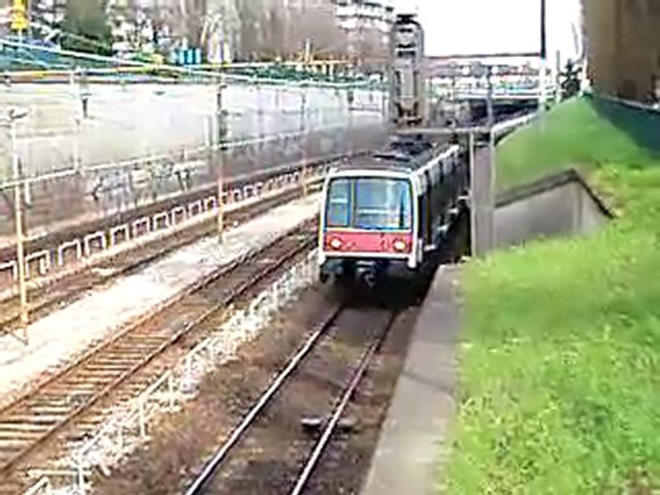 MI84 ralentit dans la tranchée de Vincennes sur la ligne A du RER
