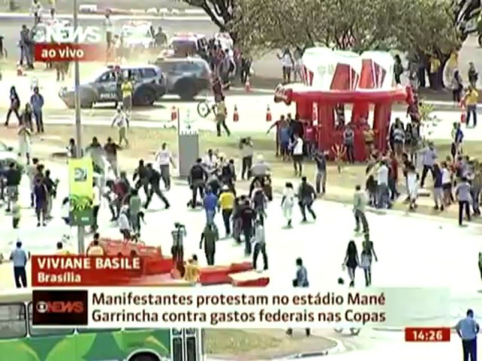Polícia e manifestantes entram em confronto em Brasília