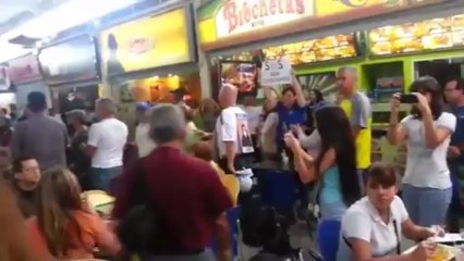 rticular protesta de profesores de la ULA en un centro comercial de Mérida