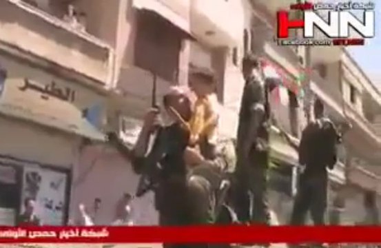 Сирия - Хомс Угнетаемые режимом жители встречают войска тирана Асада