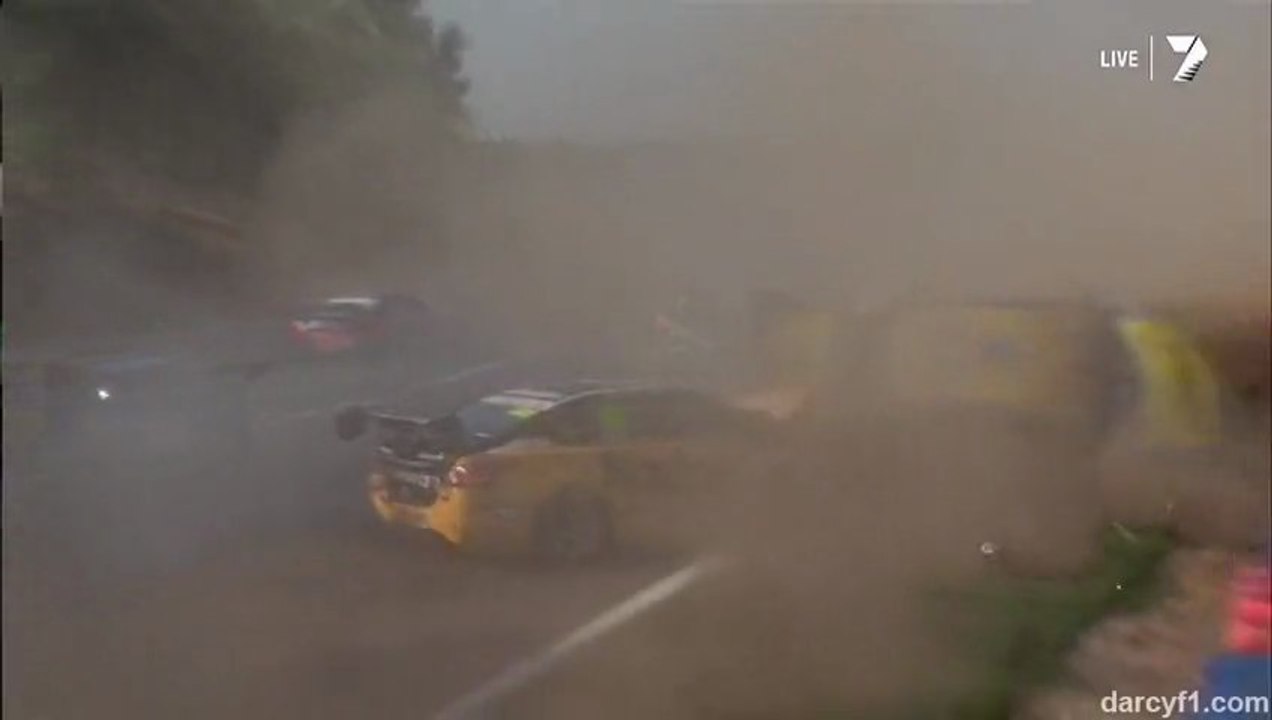V8 Supercars Darwin 2013 Start Huge crash
