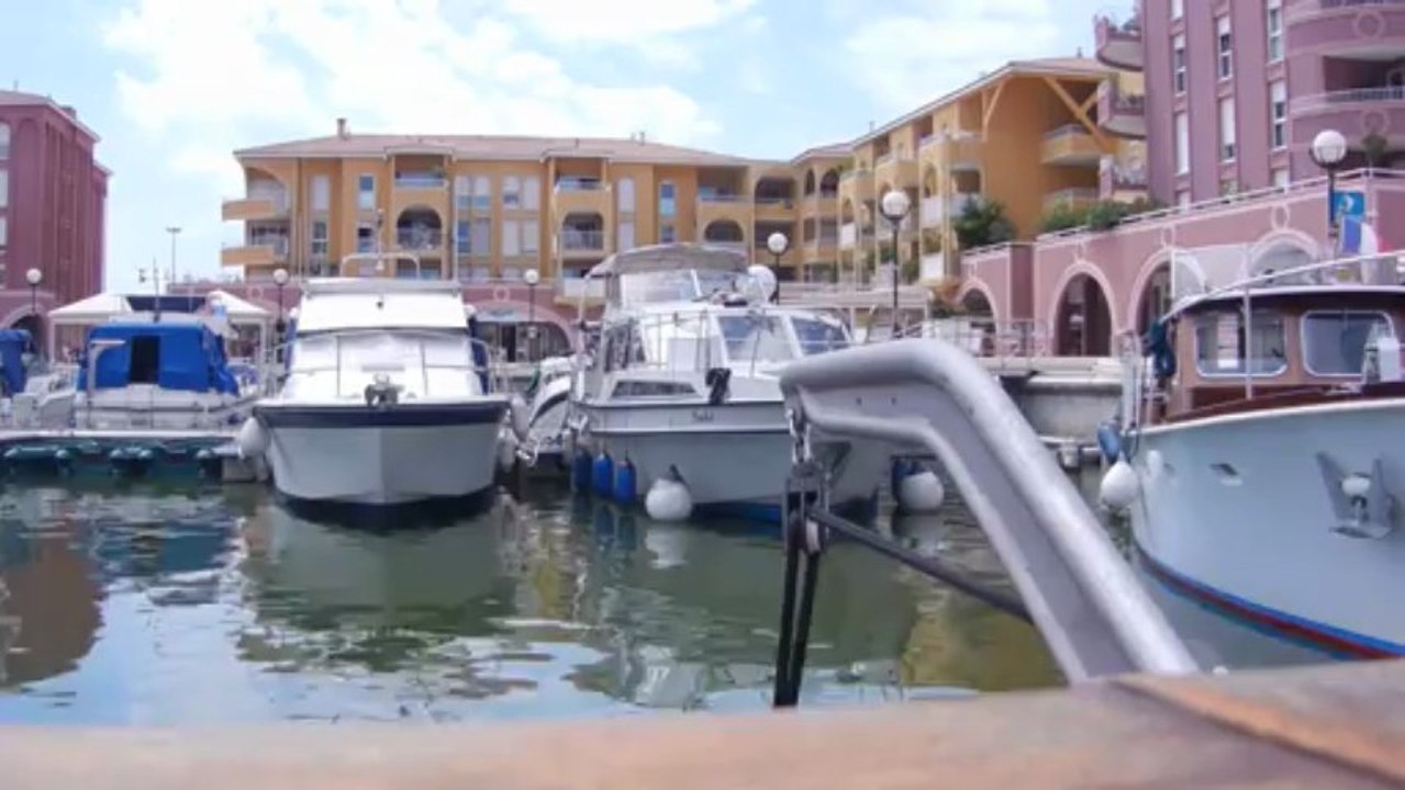 Super Van Craft au départ de Port Ariane devant Fluvial - Vedette Haren Gn